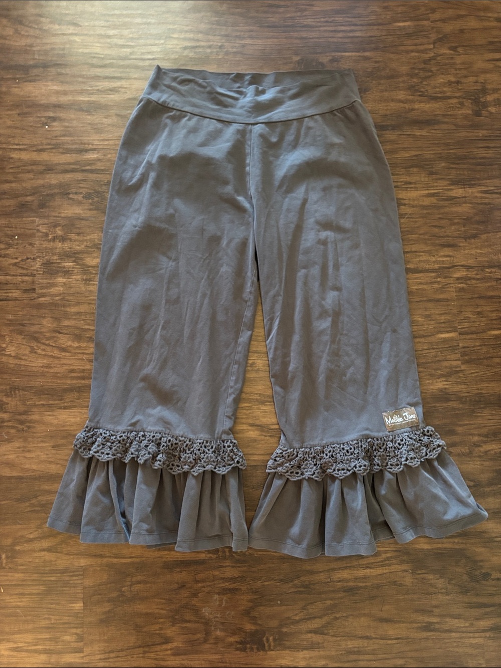 Women’s' Gray Ruffle Trim Knit Capri Pants